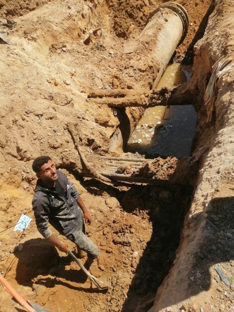 رئيس حي فيصل تتابع أعمال ربط خط طرد صرف صحي بقطر 1000 مم ضمن مشروعات البنية التحتية بالسويس