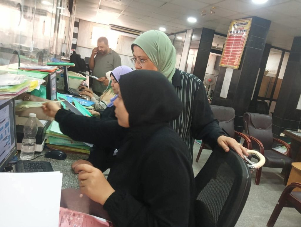 خلال العطلة الرسمية.. أبو حطب يتابع سير العمل بملف التصالح ولجان البت بالمركز التكنولوجي.