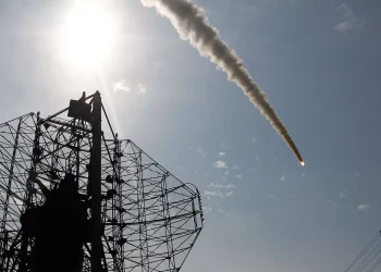 الدفاعات الروسيه :تدمير سفينة رفع وإرساء حربية ثقيلة في ميناء نيكولاييف