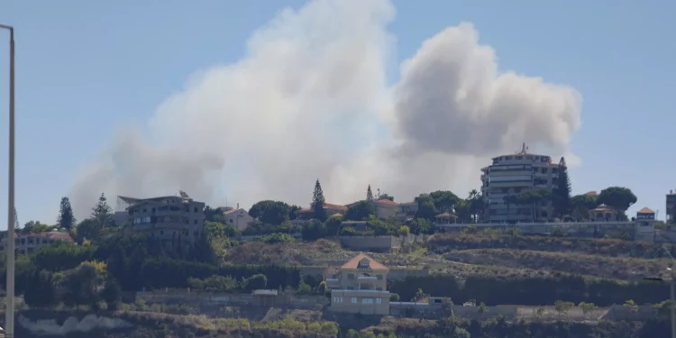 الجيش الإسرائيلي ينفذ تفجيرا كبيرا ويحرق منازل عدة جنوبي لبنان