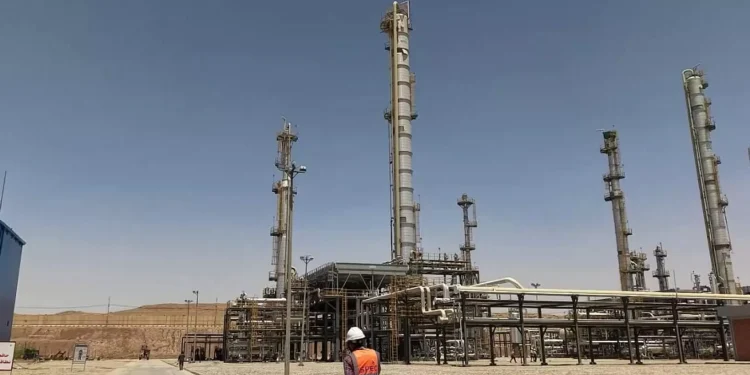 العراق يؤكد استمرار عقود النفط الأجنبية رغم تداعيات التوترات الإقليمية