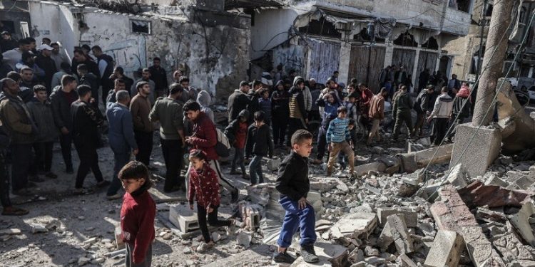 مقتل 14 فلسطينيا في قصف إسرائيلي متواصل على غزة بينهم 8 خلال تشييع جنازة بالنصيرات