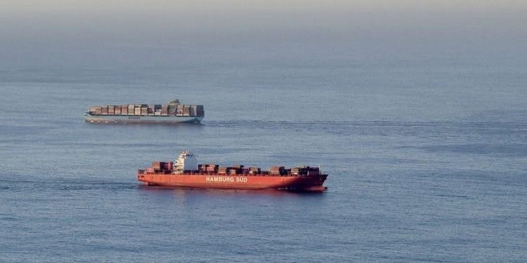الخارجية الهندية تعلن إنقاذ 10 من رعاياها وفقدان بحار إثر هجوم على سفينة قبالة عُمان
