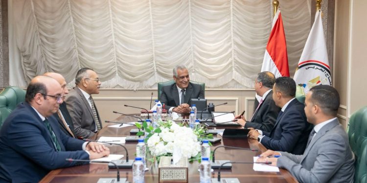 وزير الدولة للإنتاج الحربى يبحث مع تاليس توطين تكنولوجيا صناعة مكونات أجهزة الاتصالات وربطها بسلاسل الإمداد