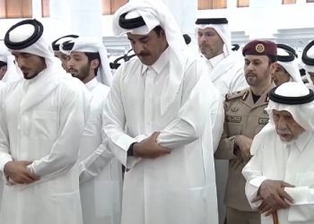 قطر: الشيخ تميم يتقدم المشيعين في جنازة والده الأمير الوالد الشيخ حمد بن خليفة آل ثاني