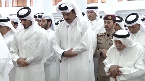 قطر: الشيخ تميم يتقدم المشيعين في جنازة والده الأمير الوالد الشيخ حمد بن خليفة آل ثاني