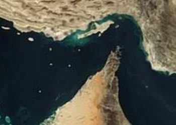 استهداف سفينة حاويات في مضيق هرمز: اندلاع حريق بعد هجوم قرب سواحل عمان