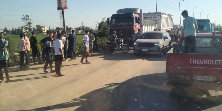 عاجل | وفاة شخص وإصابة آخر في تصادم دراجة نارية بسيارة نقل بطريق المحمودية – دمنهور