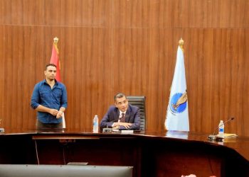 محافظ البحر الأحمر يوجه بحلول عاجلة لشكاوى المواطنين خلال اللقاء الأسبوعى