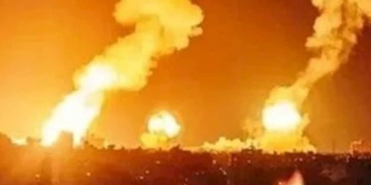انفجــارات تهز عدة مناطق.. غارات أمريكية على مواقع فى إيران
