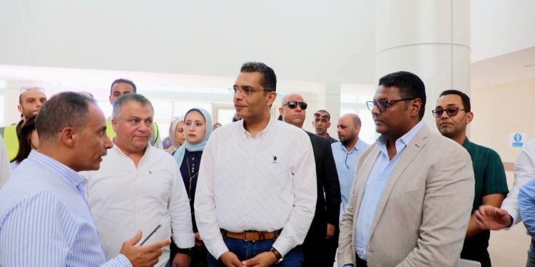 محافظ البحر الأحمر يتابع تنفيذ مستشفى رأس غارب المركزى ويوجه بسرعة إنجاز المشروعات الصحية بالمدينة