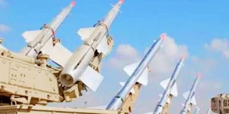 الدفاعات الجوية الكويتية تتـصدى لهجـمات إيرانية بالصـ واريخ والمسـيرات