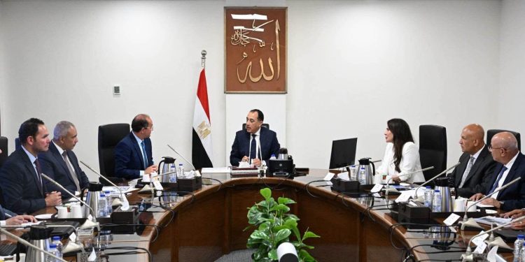 رئيس الوزراء يتابع ملف تشغيل وصيانة محطات معالجة الصرف الصحى