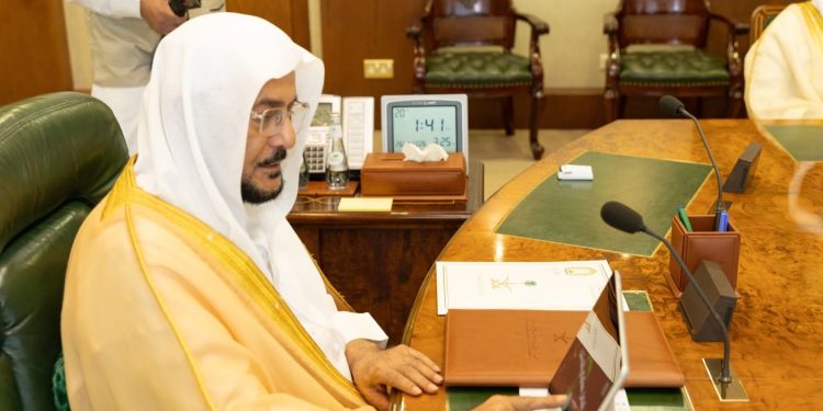 وزير الشؤون الإسلامية يدشّن خدمة بطاقة مسلم جديد الرقمية المرتبطة بتطبيق توكلنا