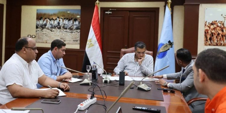 محافظ البحر الأحمر يناقش المرحلة الثانية من المخطط التفصيلى لمدينة رأس غارب ويوجه بالبدء فى إعداد مخطط سفاجا