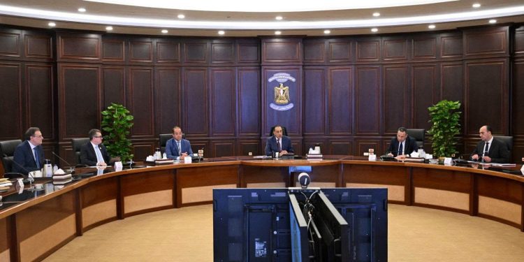 رئيس الوزراء يتابع الخطوات التنفيذية للتعيين حديثا واختيار الوظائف القيادية والإشرافية بالجهاز الإدارى للدولة 