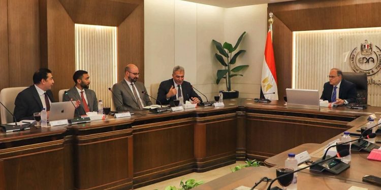 رئيس هيئة الدواء المصرية يستقبل مدير عام شركة HVD مصر وإفريقيا لبحث تعزيز التعاون فى مجال المستلزمات الطبية