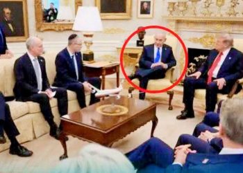 وضع قدمه فى وجه الحضور بالقاعة.. طريقة جلوس نتنياهو أمام ترامب تثير الجدل