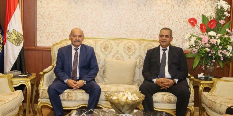 محافظ السويس يهنئ مدير الأمن الجديد ويؤكد استمرار التنسيق لتحقيق الأمن والاستقرار