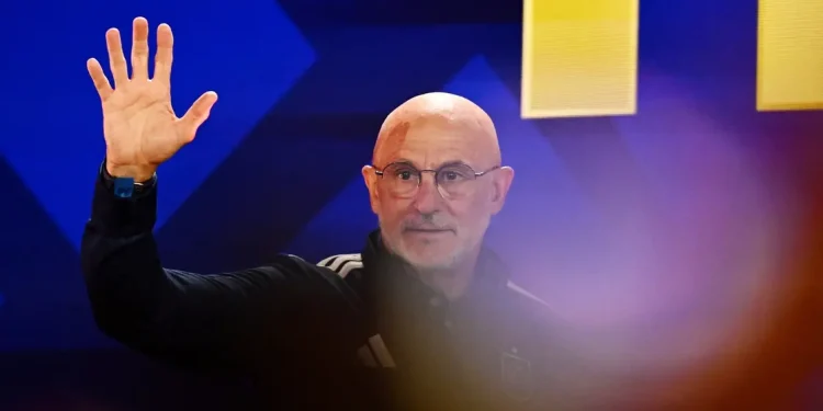 مدرب إسبانيا يحذر حكم نهائي كأس العالم من “تلاعب” الأرجنتين