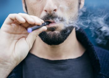 دراسة تحذر من تأثير التدخين الإلكتروني على لياقة الشباب
