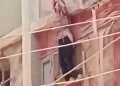 طفلة تلقي بنفسها من الطابق الرابع هرباً من بطش والدها