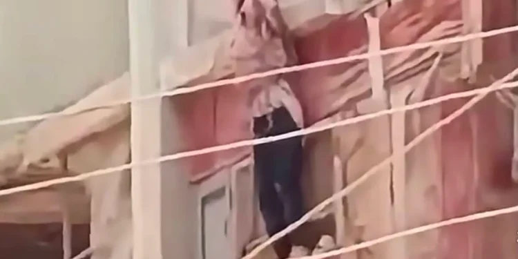طفلة تلقي بنفسها من الطابق الرابع هرباً من بطش والدها