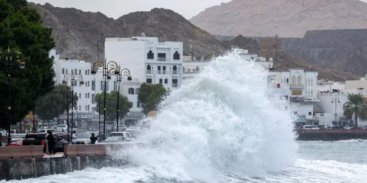 سلطنة عمان تكشف عن تضرر نحو 12 كم من شواطئها إثر التلوث الزيتي في رأس مدركة
