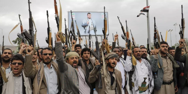 أنصار الله” تعلن استهداف سفينة نفطية سعودية في خليج عدن