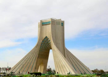 إيران تعلن دبلوماسيين فرنسيين “أشخاصا غير مرغوب فيهم