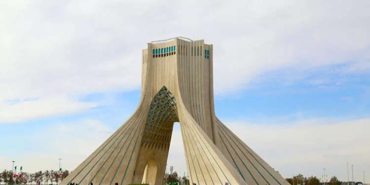 إيران تعلن دبلوماسيين فرنسيين “أشخاصا غير مرغوب فيهم