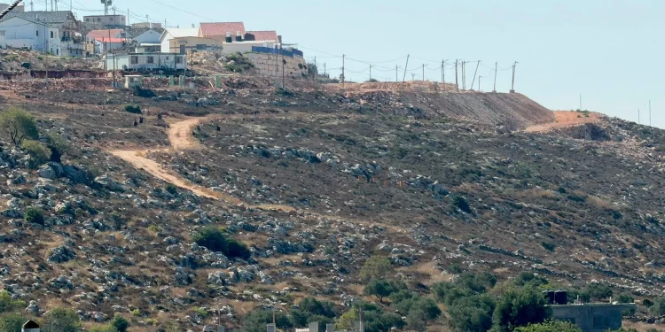 وزير فلسطيني : إسرائيل هجرت 6 آلاف فلسطيني من المناطق “ج” وقطعت أوصال الضفة بـ1000 حاجز