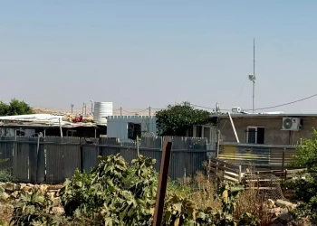 الجيش الإسرائيلي يحاصر منزل عائلة فلسطينية جنوبي الضفة ويحرمها من الوصول إلى أبسط حقوقها