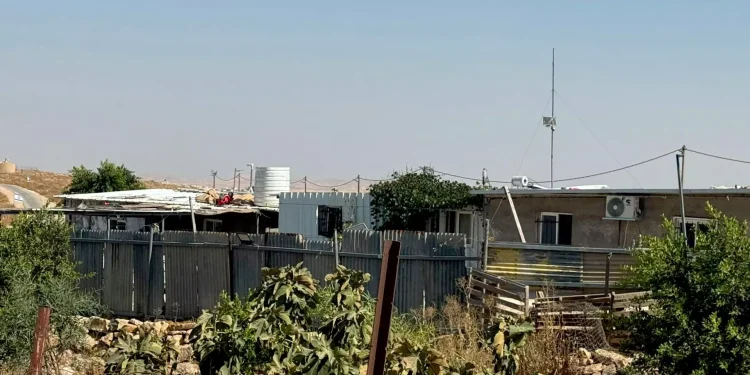 الجيش الإسرائيلي يحاصر منزل عائلة فلسطينية جنوبي الضفة ويحرمها من الوصول إلى أبسط حقوقها