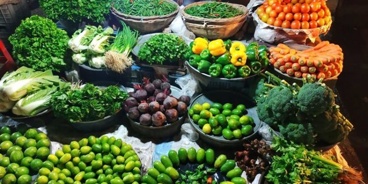 أسعار الخضار اليوم الثلاثاء.. ارتفاع الطماطم والليمون يصل إلى 35 جنيهًا وتراجع الباذنجان