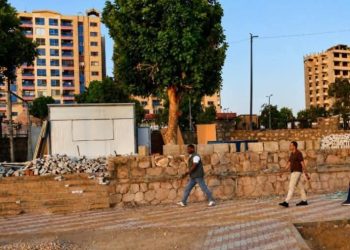 محافظ أسوان يتفقد مشروع ملاعب البادل على كورنيش النيل.. ويوجه بسرعة الإنجاز لدعم الرياضة والسياحة  