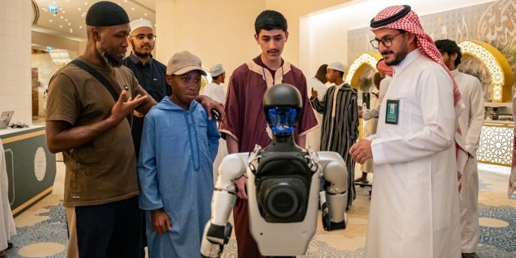 الشؤون الإسلامية” توظف الروبوتات التفاعلية لخدمة مشاركي مسابقة الملك عبدالعزيز الدولية في دورتها الـ46