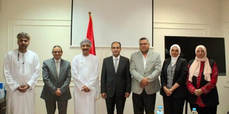 سفير سلطنة عمان بالقاهرة يزور مقر المجلس الصحي المصري لبحث سُبل التعاون المشترك