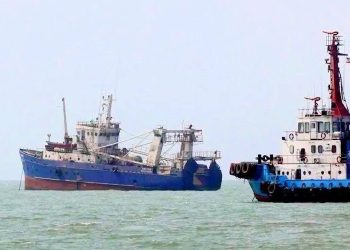 إصابة سفينة شحن بمقــذوف مجهول خلال عبورها مضيق هرمز