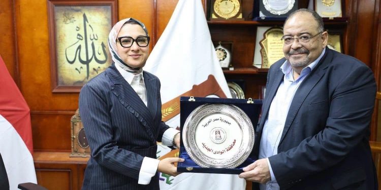 “قصور الثقافة” تجري مباحثات لاقامة المؤتمر الإقليمي الرابع والعشرين لأدباء وسط الصعيد بالوادي الجديد