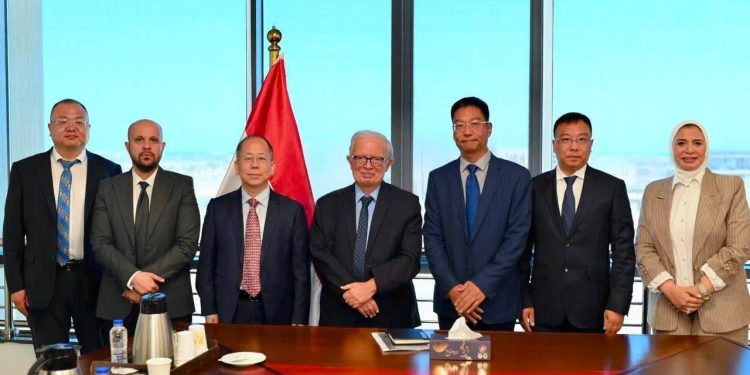 نائب رئيس الوزراء للشؤون الاقتصادية يبحث مع مجموعة صينية إقامة مجمع صناعى متكامل بالمنطقة الاقتصادية لقناة السويس