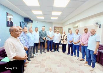 وفد نقابة المعلمين ومجلس الأمناء بالبحر الأحمر يهنئ الأستاذ مصطفى عبده بمناسبة توليه منصبه الجديد بديوان عام الوزارة