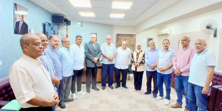 وفد نقابة المعلمين ومجلس الأمناء بالبحر الأحمر يهنئ الأستاذ مصطفى عبده بمناسبة توليه منصبه الجديد بديوان عام الوزارة