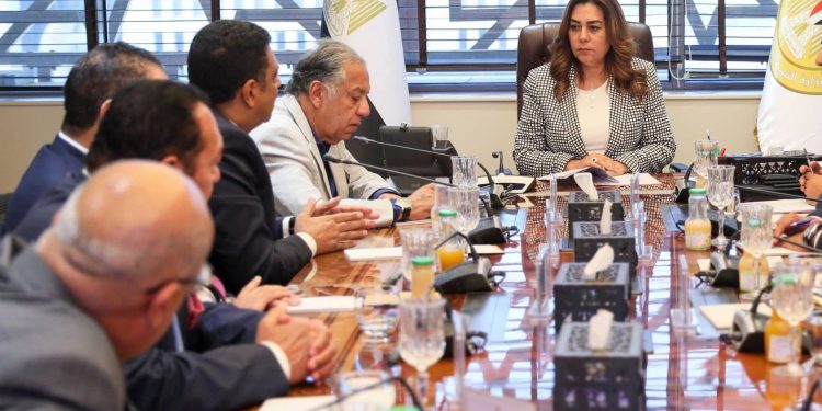 وزيرة التنمية المحلية والبيئة تناقش مع رئيس غرفة الصناعات الكيماوية تعزيز صناعة تدوير المخلفات والاستفادة من الحمأة