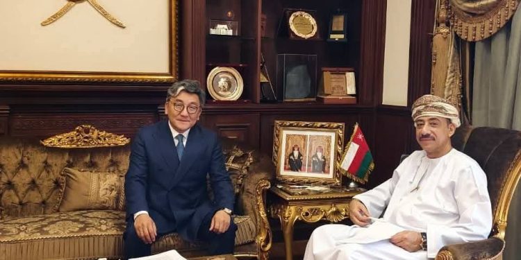 سفير سلطنة عمان لدى مصر يبحث تعزيز التعاون الاقتصادي والسياحي مع نظيره المنغولي