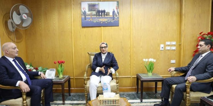 محافظ الوادي الجديد تلتقي مدير الأمن لبحث مشروعات دعم المنظومة الأمنية