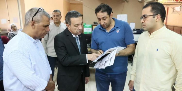 محافظ المنوفية يتابع سير العمل بالمركز التكنولوجي بشبين الكوم ويوجه بسرعة إنهاء ملفات التصالح ورخص المحال