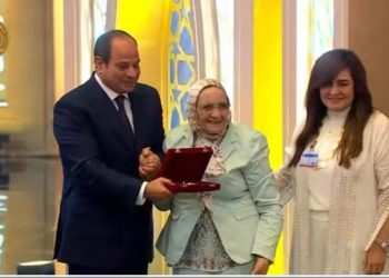 الرئيس السيسي يقبل رأس د. آمال إسماعيل خلال مراسم تكريم العلماء والمفكرين باحتفالية المولد النبوي
