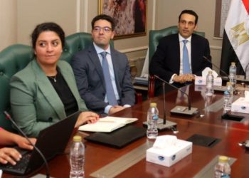     عصمت يلتقى  بوفد شركة سكاتك النرويجية