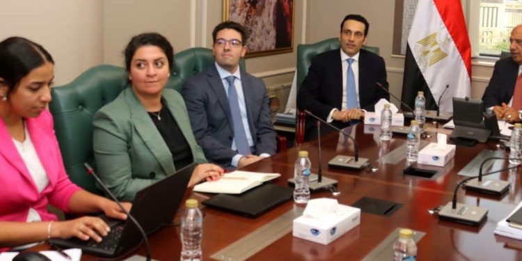     عصمت يلتقى  بوفد شركة سكاتك النرويجية